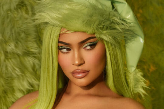 Il nuovo kit di trucco di Kylie Jenner è ispirato al natalizio Grinch